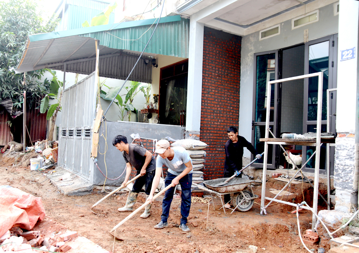 Các hộ dân sinh sống dọc theo tuyến đường Lê Hoàn, phường Nguyễn Trãi chủ động tháo dỡ công trình không kiên cố để bàn giao mặt bằng sạch cho đơn vị thi công. 	