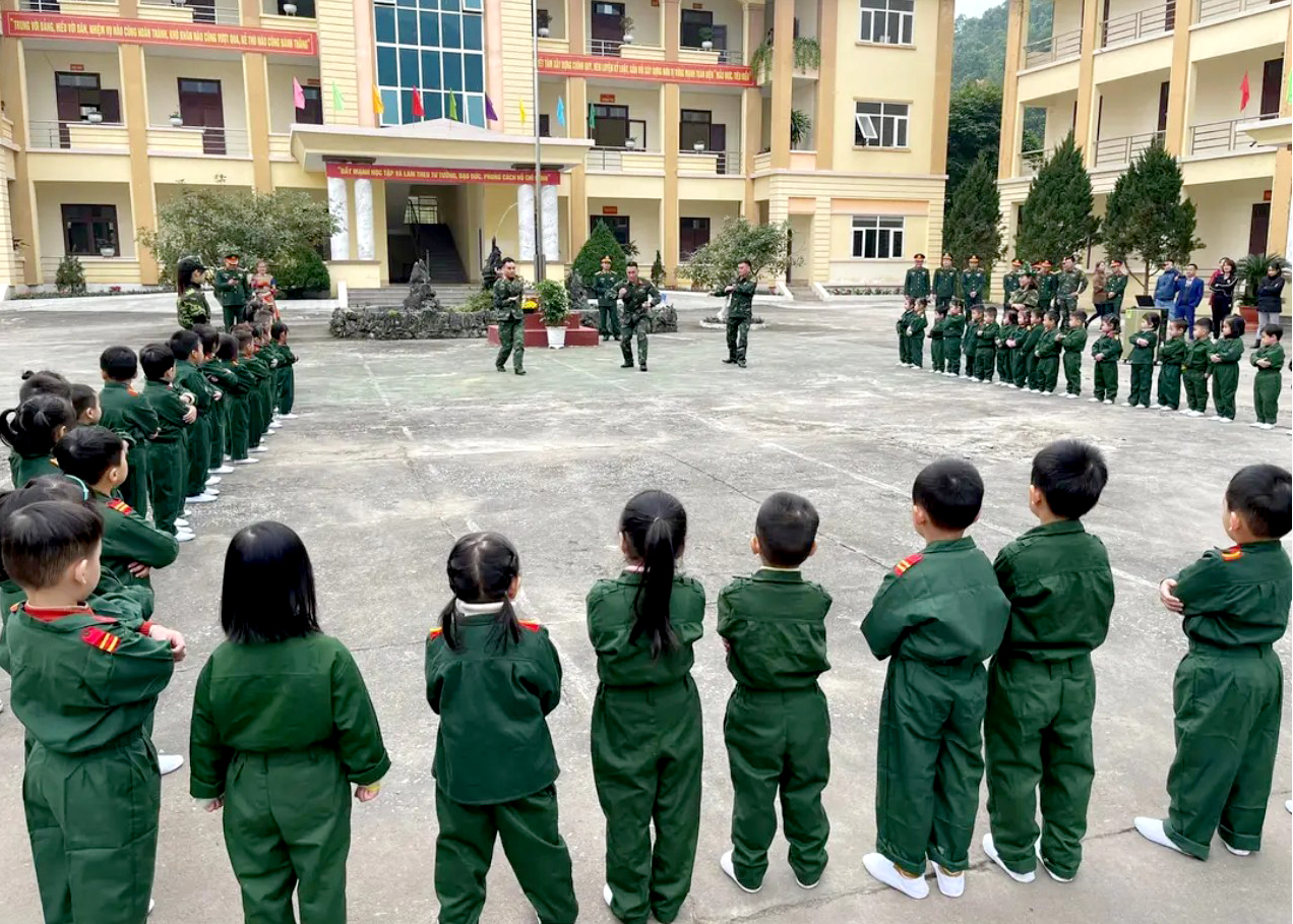 Học sinh Trường Mầm non Việt Quang (Bắc Quang) trải nghiệm tại Đồn Biên phòng Cửa khẩu Quốc tế Thanh Thủy (Vị Xuyên).