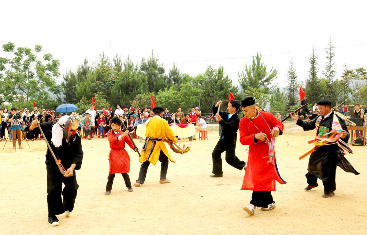 Điệu nhảy trong lễ Cấp sắc của dân tộc Dao, thôn Nặm Đăm, xã Quản Bạ (Quản Bạ).
