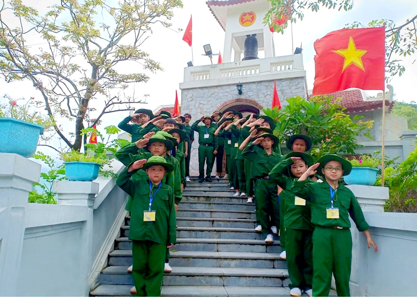 Hoạt động thăm Đền thờ các Anh hùng Liệt sỹ tại điểm cao 468 (Vị Xuyên) do Công ty Giáo dục Kỹ năng sống Hà Giang tổ chức.