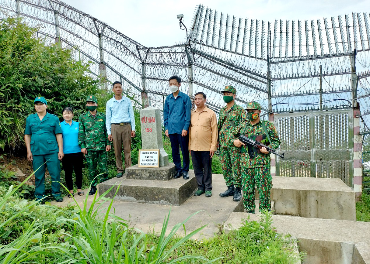 Cấp ủy, chính quyền xã Chí Cà, lực lượng dân quân tự vệ phối hợp với Đồn Biên phòng Xín Mần tuần tra đường biên, mốc giới.
