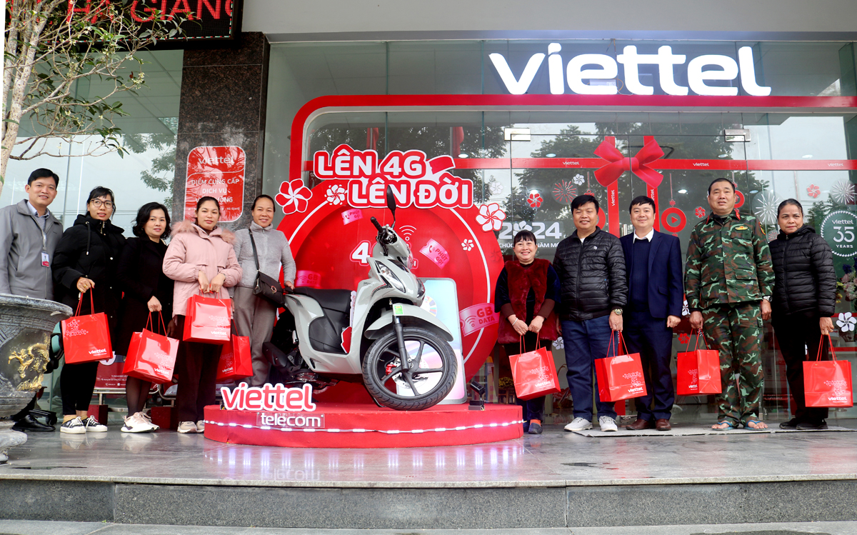 Lãnh đạo chi nhánh Viettel Hà Giang tặng quà khách hàng tiên phong sử dụng dịch vụ 4G.