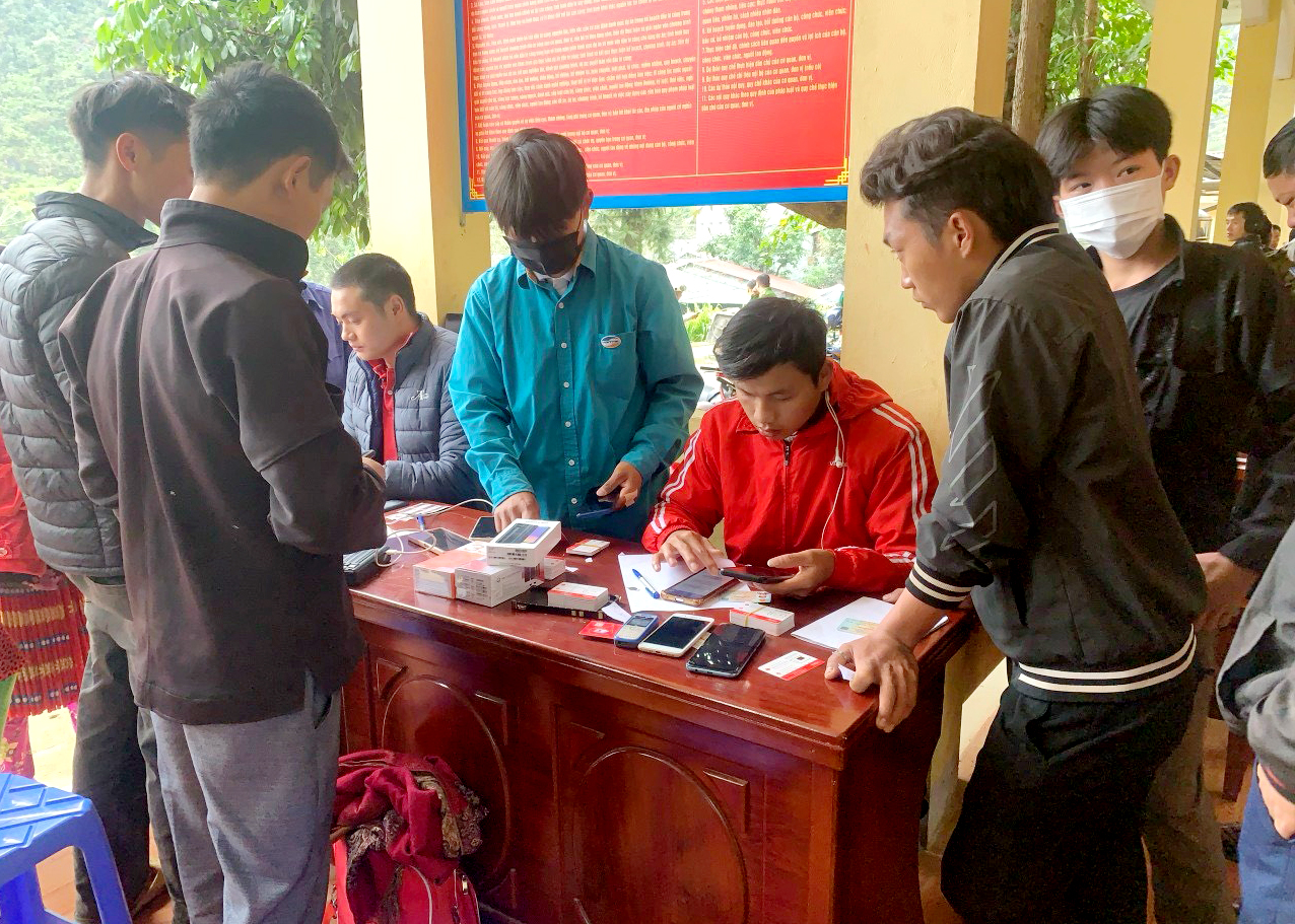 Nhân viên chi nhánh Viettel Hà Giang hỗ trợ khách hàng chuyển thuê bao lên 4G thuận tiện cho việc liên lạc.