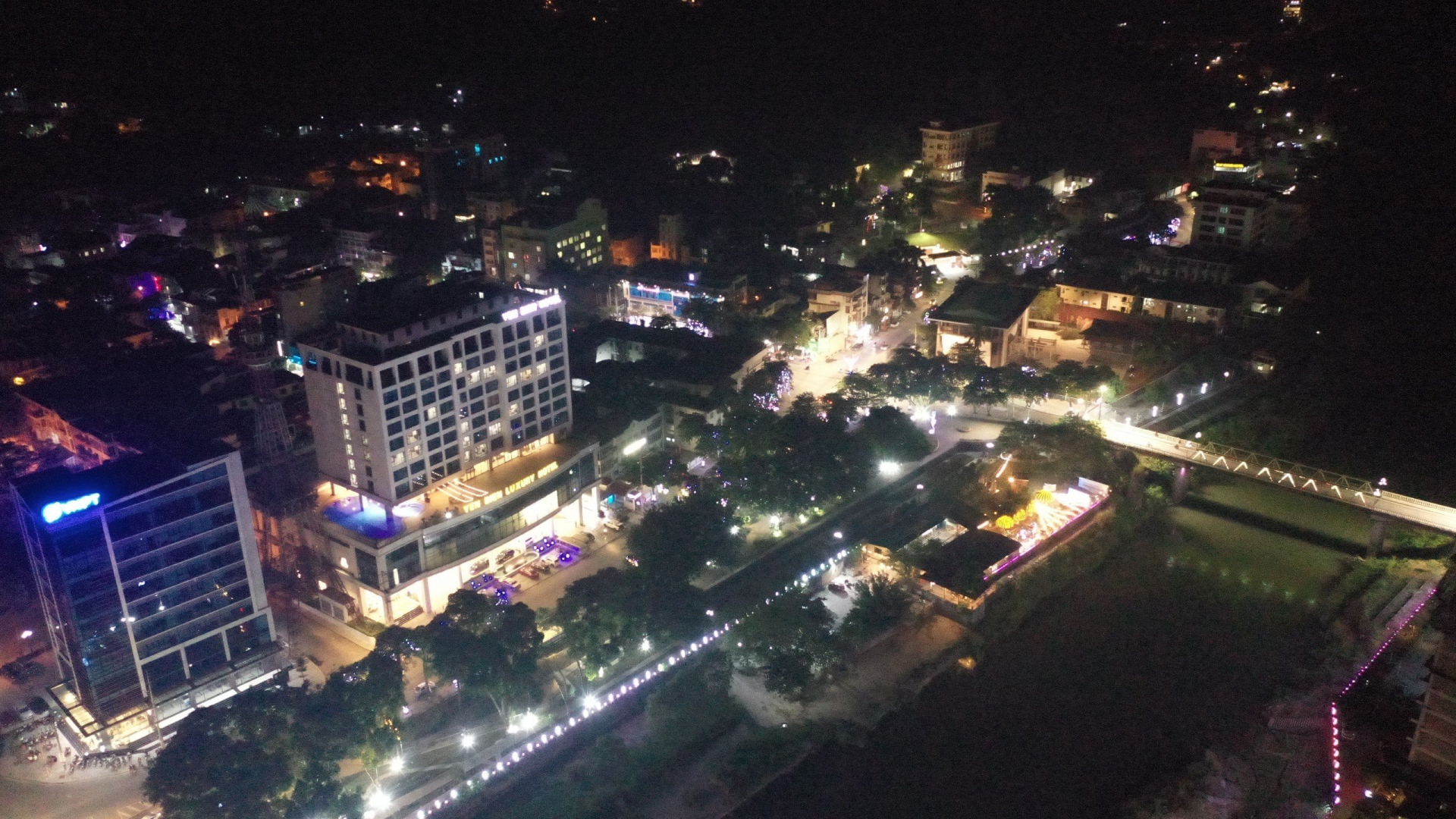 Khách sạn Yên Biên Luxury buổi tối nhìn từ trên cao