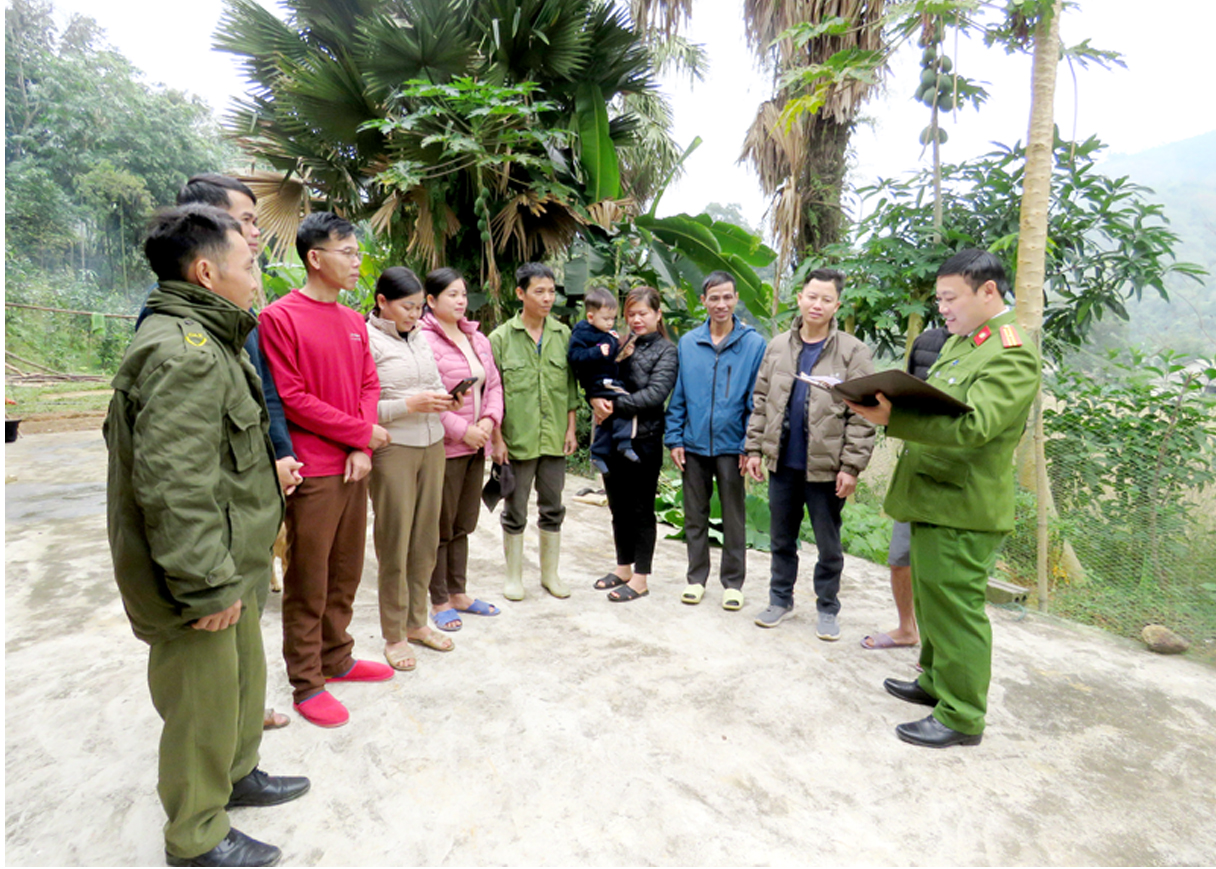 Thiếu tá Nguyễn Xuân Thuyết, Phó trưởng Công an xã Đồng Tiến (đầu tiên bên phải) tuyên truyền việc đảm bản an ninh trật tự.
