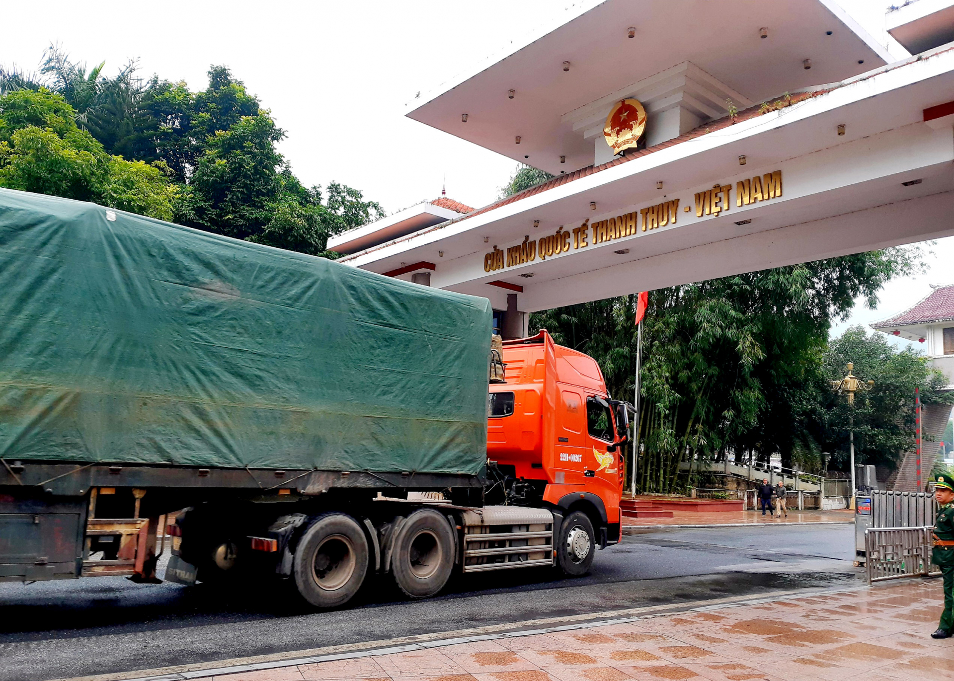 Hoạt động vận tải hàng hóa thông quan qua Cửa khẩu Quốc tế Thanh Thủy.