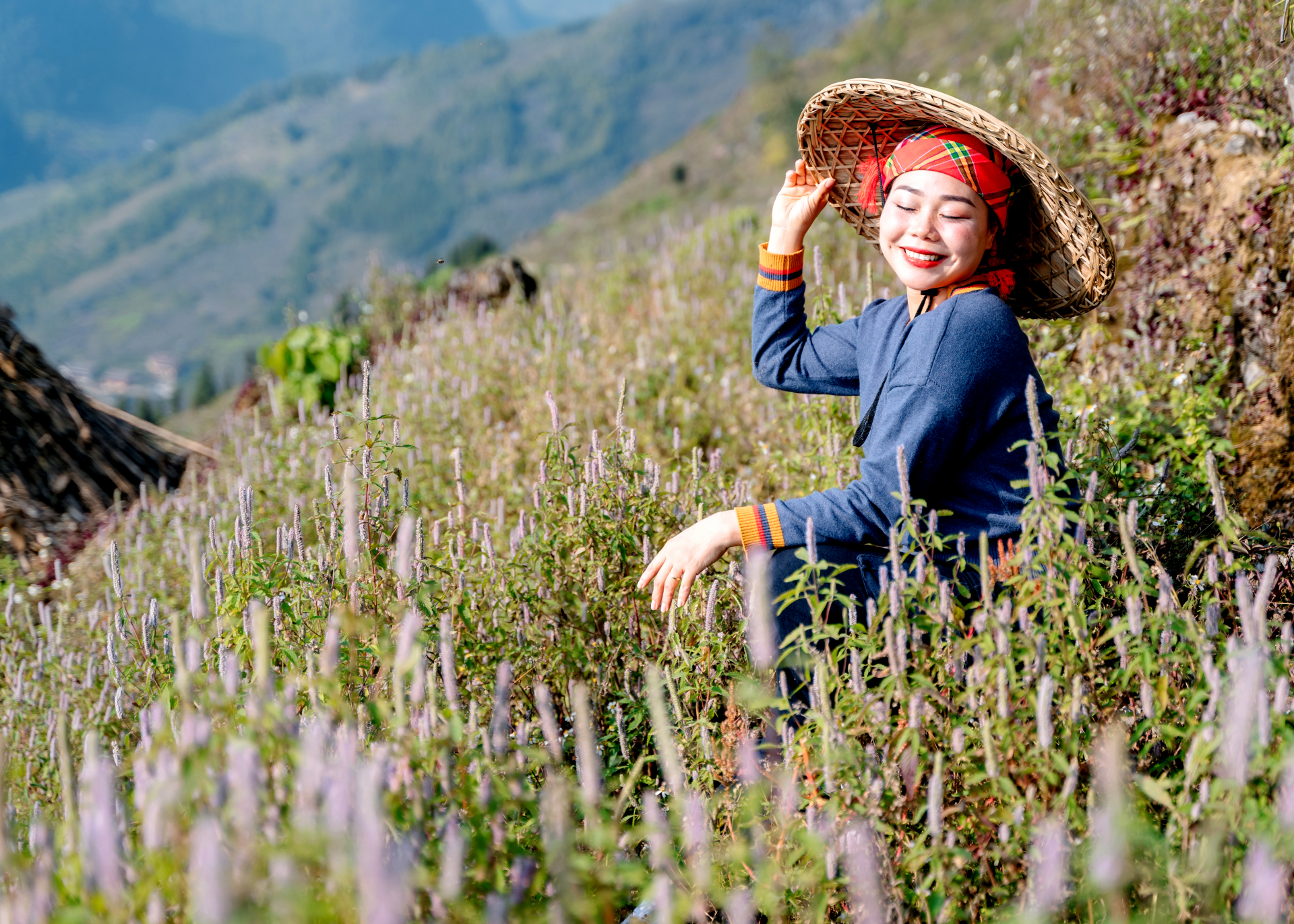 Du khách chụp ảnh lưu niệm trên Công viên Địa chất toàn cầu Cao nguyên đá Đồng Văn.
