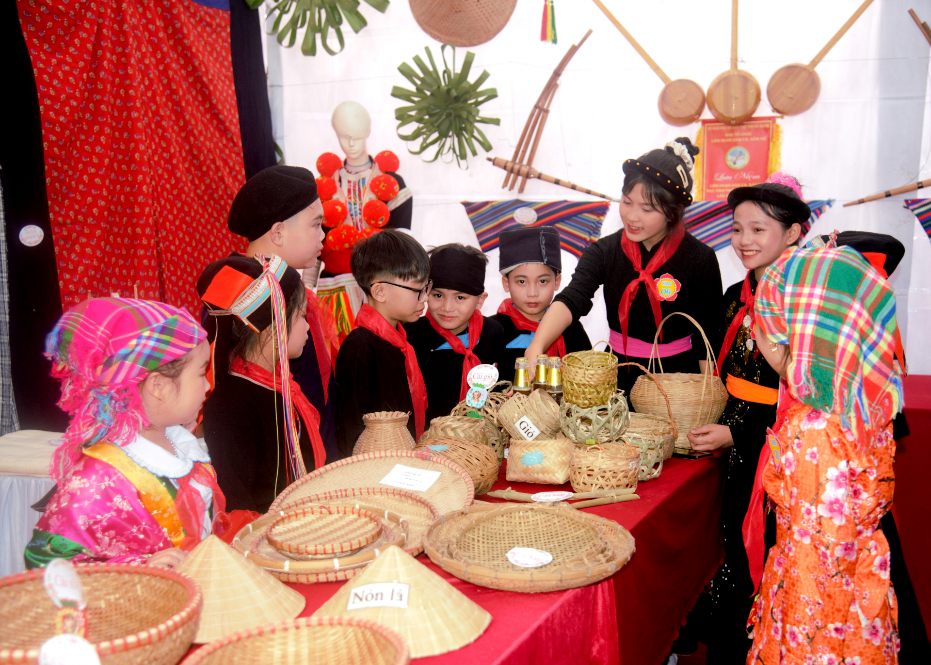 Học sinh huyện Bắc Mê tìm hiểu không gian trưng bày, giới thiệu văn hóa truyền thống các dân tộc tại Liên hoan Dân ca dân vũ năm 2023.