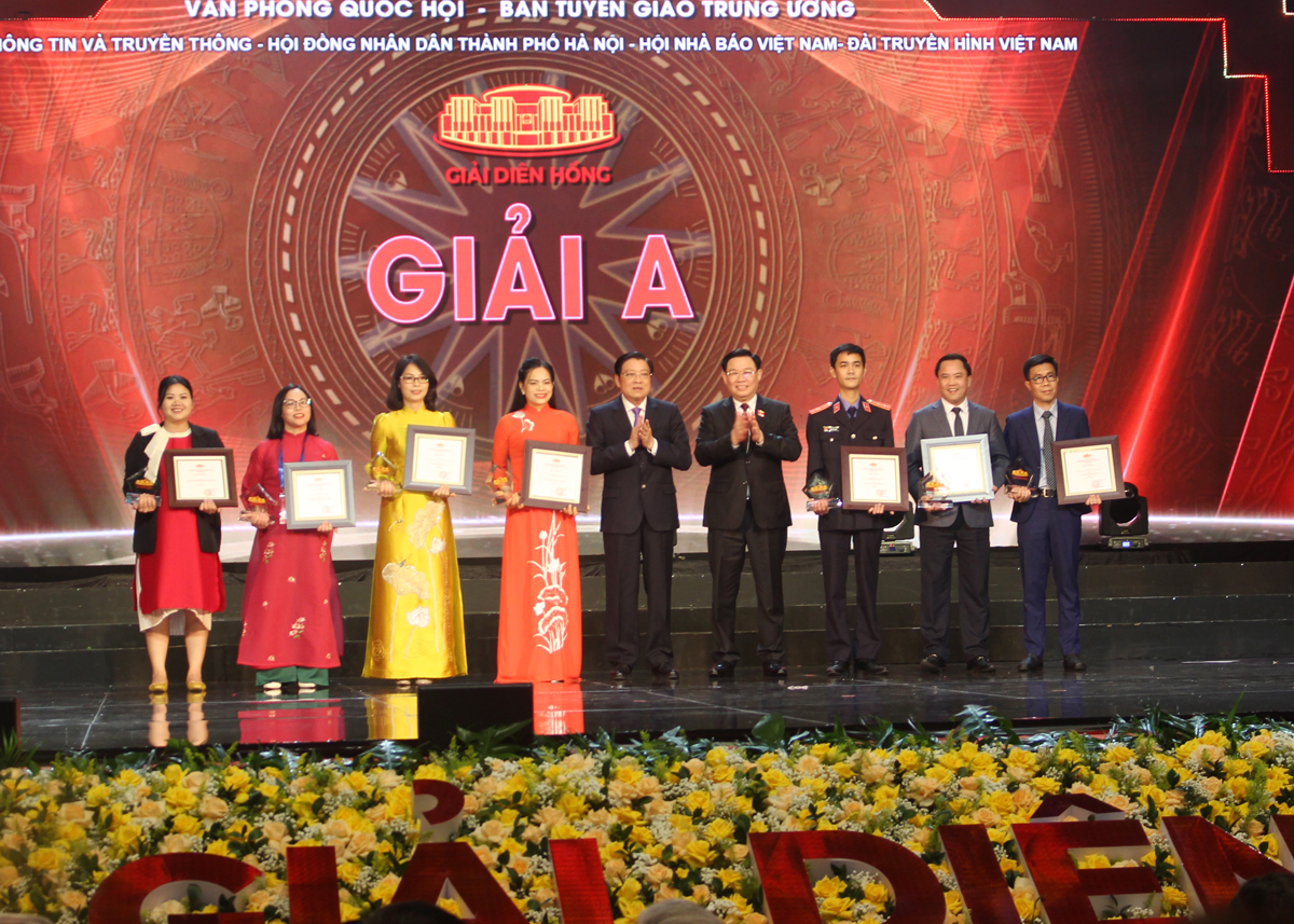 Đồng chí Vương Đình Huệ và đồng chí Phan Đình Trạc trao giải A cho đại diện 7 nhóm tác giả.