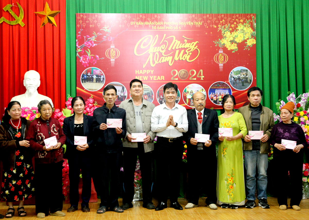 Công ty Cổ phần In Hà Giang tặng quà cho các gia đình chính sách, người cao tuổi tại tổ 5.
