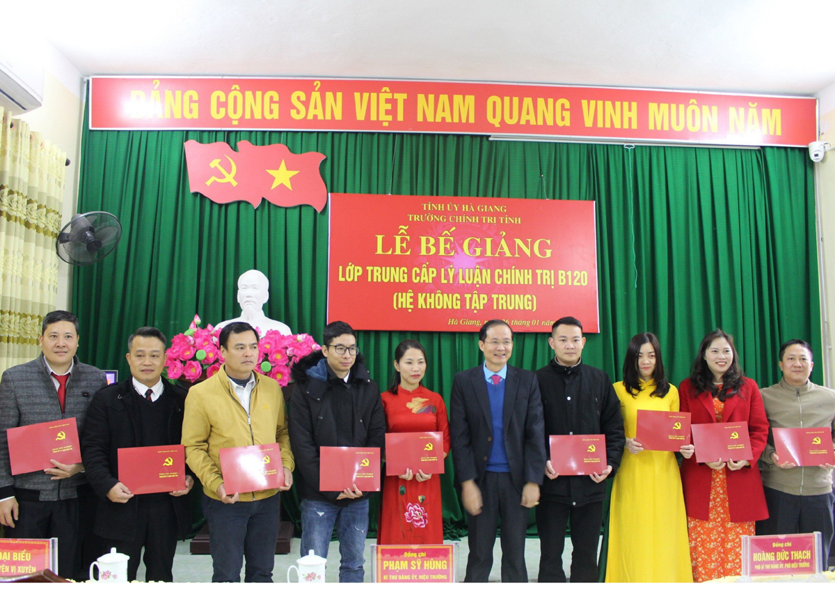 Lãnh đạo Trường Chính trị tỉnh trao bằng tốt nghiệp cho các học viên.