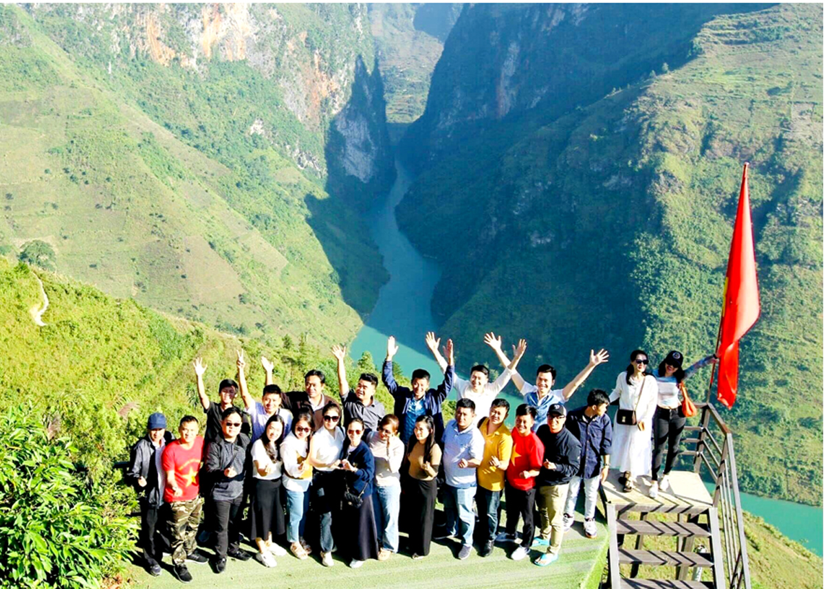 Khách du lịch trải nghiệm trên Công viên Địa chất toàn cầu Unesco Cao nguyên đá Đồng Văn.

