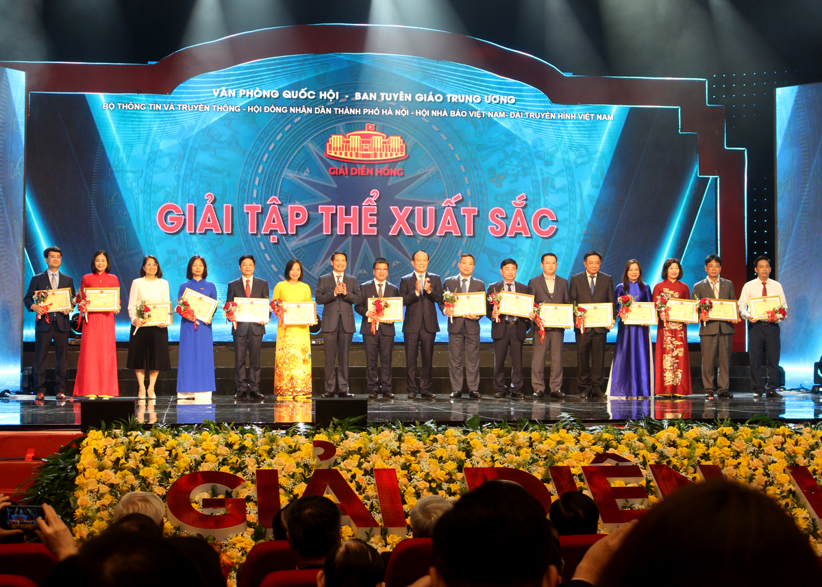 Báo Hà Giang là một trong 15 đơn vị được Ban tổ chức trao Bằng khen của Văn phòng Quốc hội vì có thành tích xuất sắc đóng góp cho Giải Diên Hồng lần thứ 2.