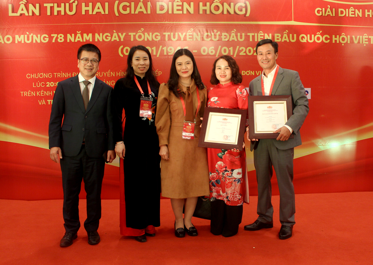 Trưởng Ban Tuyên giáo Tỉnh ủy chúc mừng và chụp ảnh cùng lãnh đạo Báo Hà Giang, Đài PT-TH tỉnh và các tác giả đạt giải