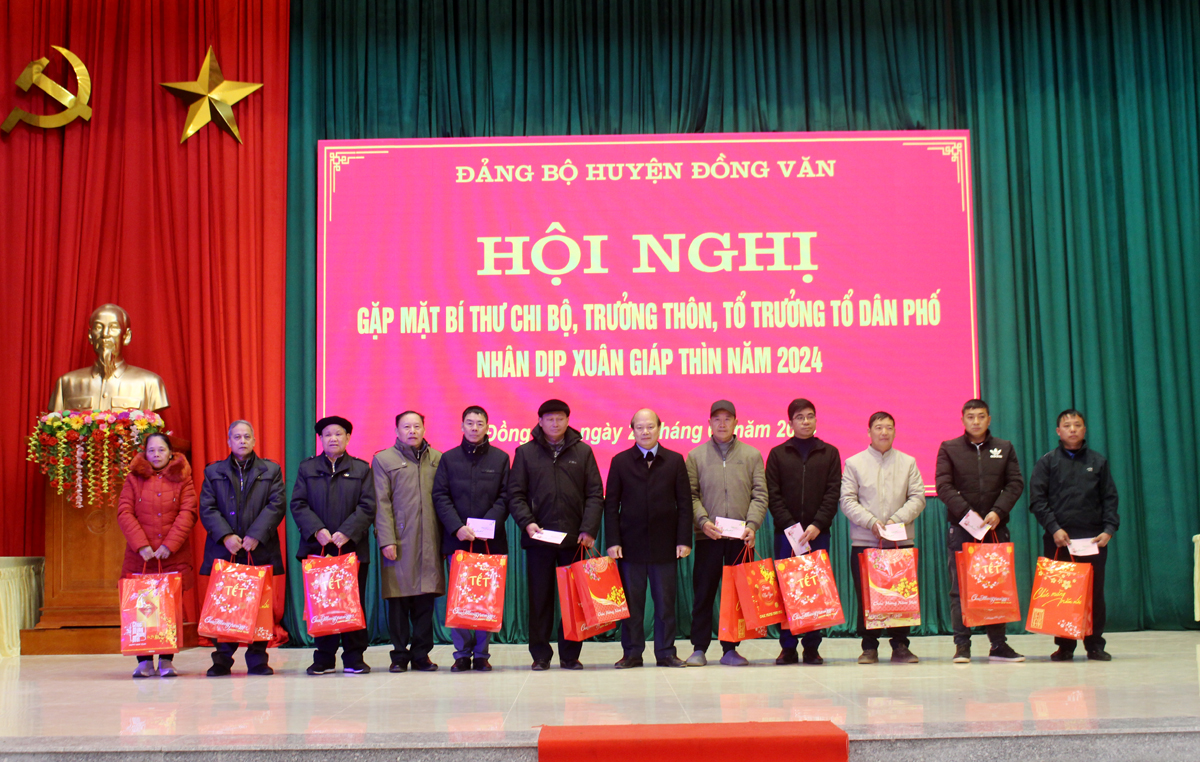 Lãnh đạo huyện Đồng Văn tặng quà cho các đồng chí Bí thư chi bộ, Trưởng thôn, Tổ trưởng tổ dân phố