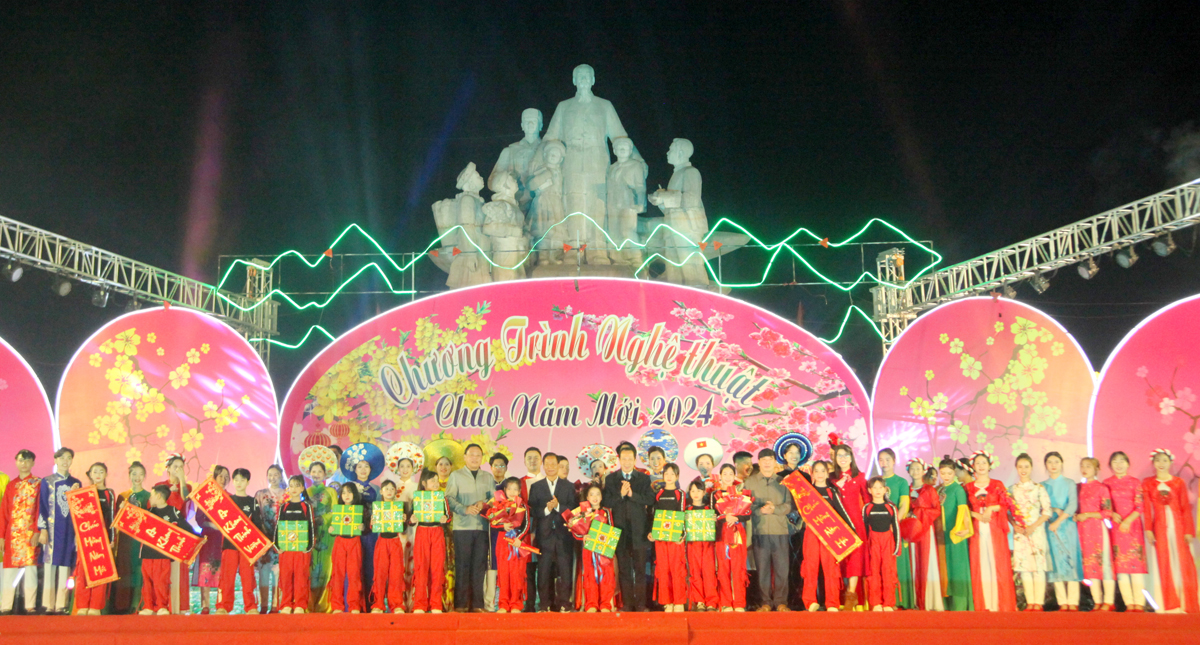 Các đồng chí lãnh đạo tỉnh tặng hoa các ca sỹ, vũ công tham gia chương trình.