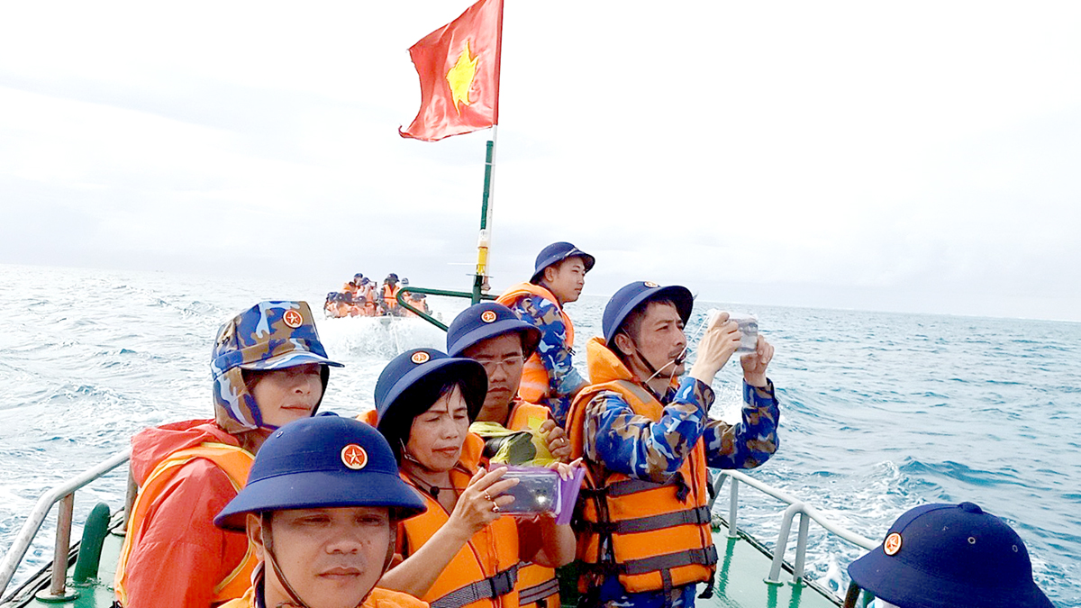 Phóng viên báo, đài tỉnh và các đồng nghiệp tác nghiệp trên biển trong hành trình ra quần đảo Trường Sa.