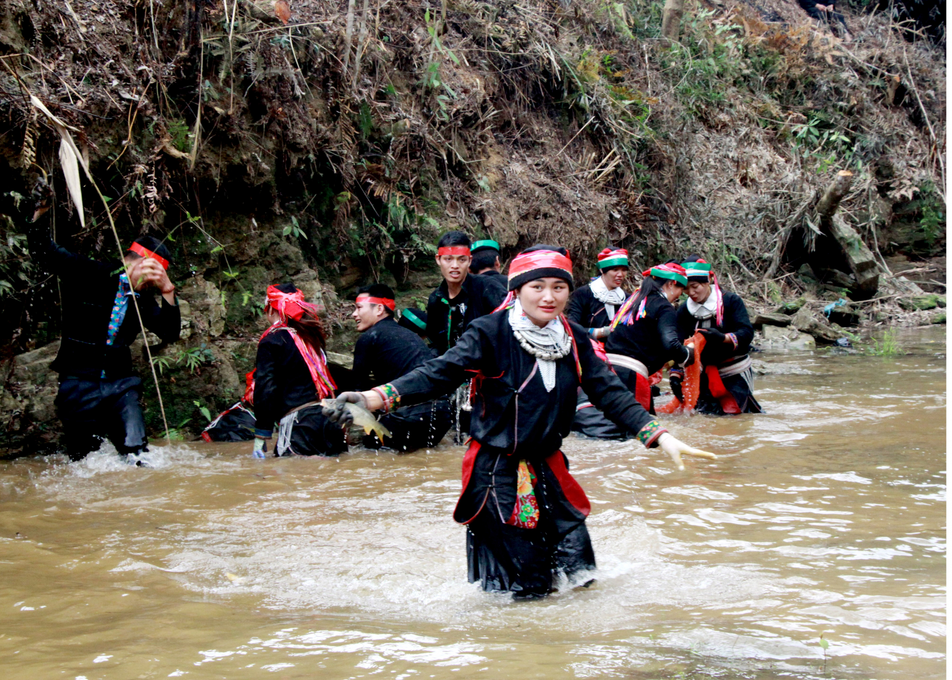 Lễ hội bắt cá truyền thống dân tộc Dao tại thôn Nặm Đăm, xã Quản Bạ.

