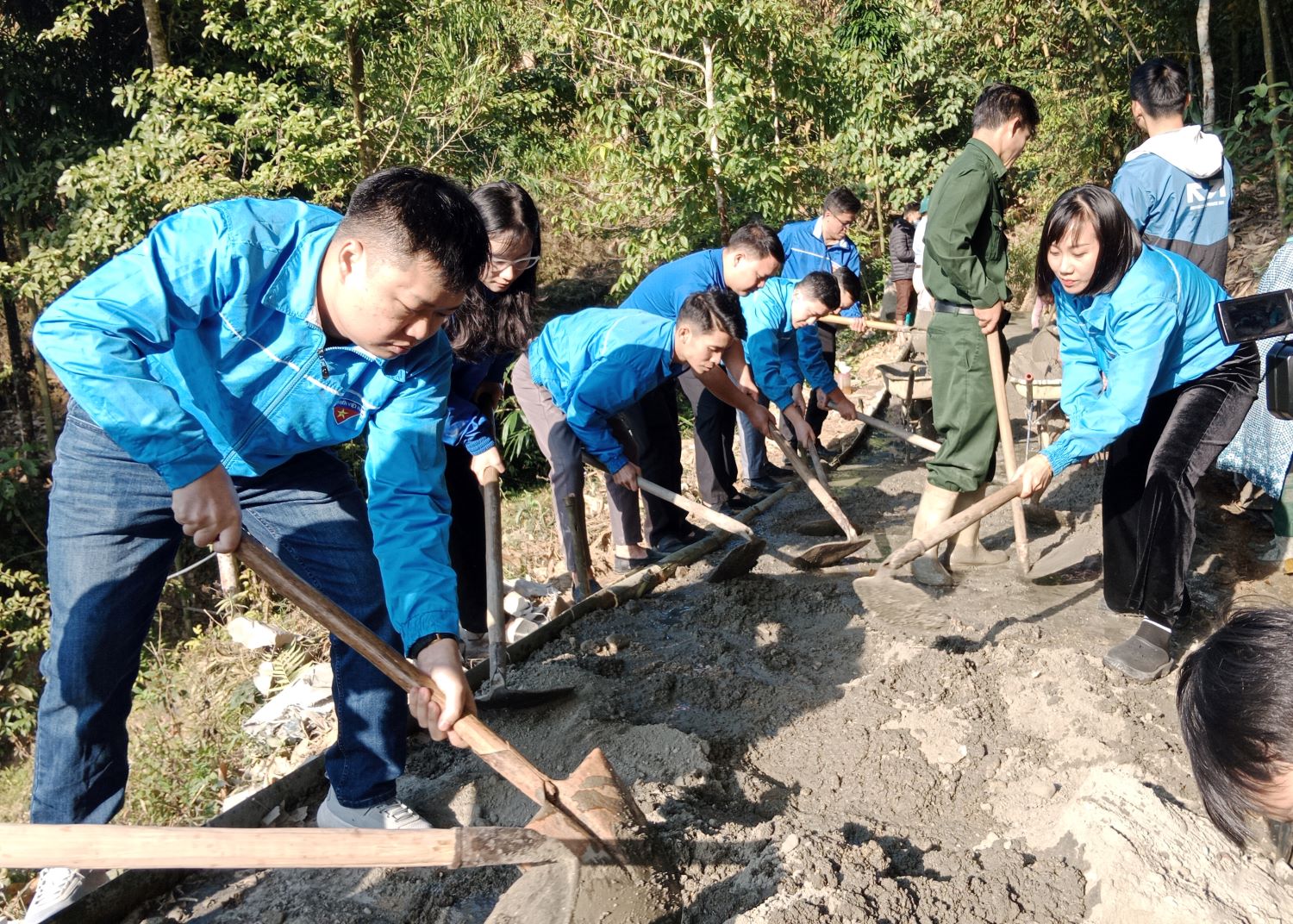 Các ĐVTN tham gia làm đường bê tông tại thôn Tả Chải, xã Túng Sán