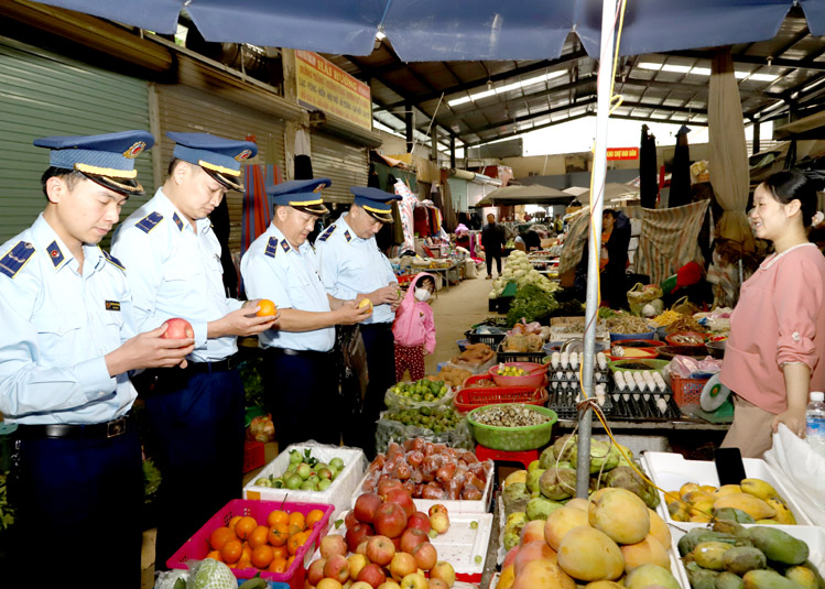 Đội Quản lý thị trường số 6 khu vực Đồng Văn – Mèo Vạc kiểm tra hàng hóa tại chợ trung tâm huyện Mèo Vạc.