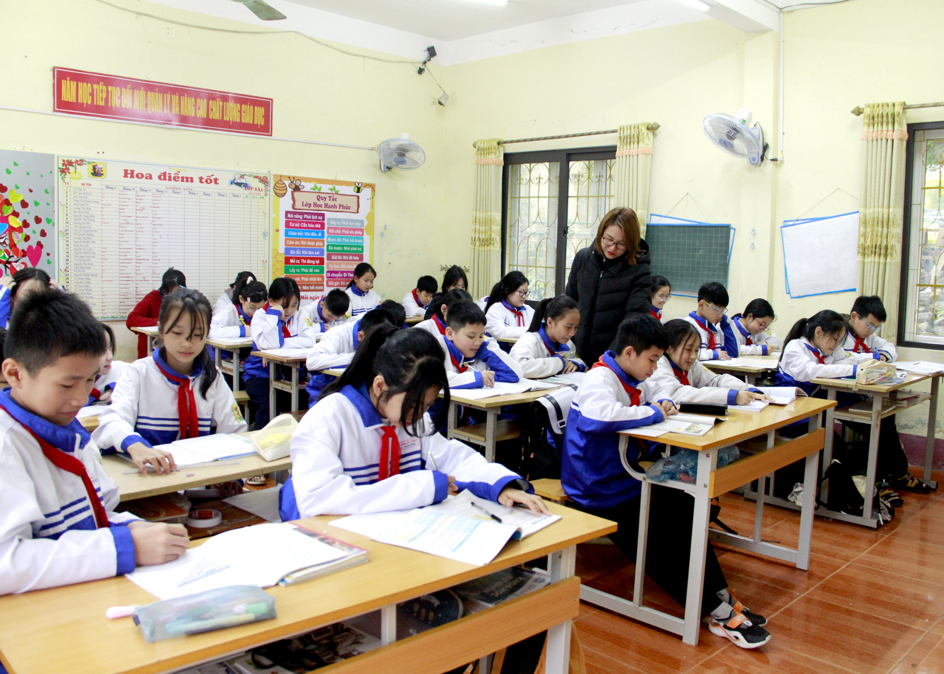 Giáo viên và học sinh Trường THCS Lý Tự Trọng (Vị Xuyên) trong giờ học.	