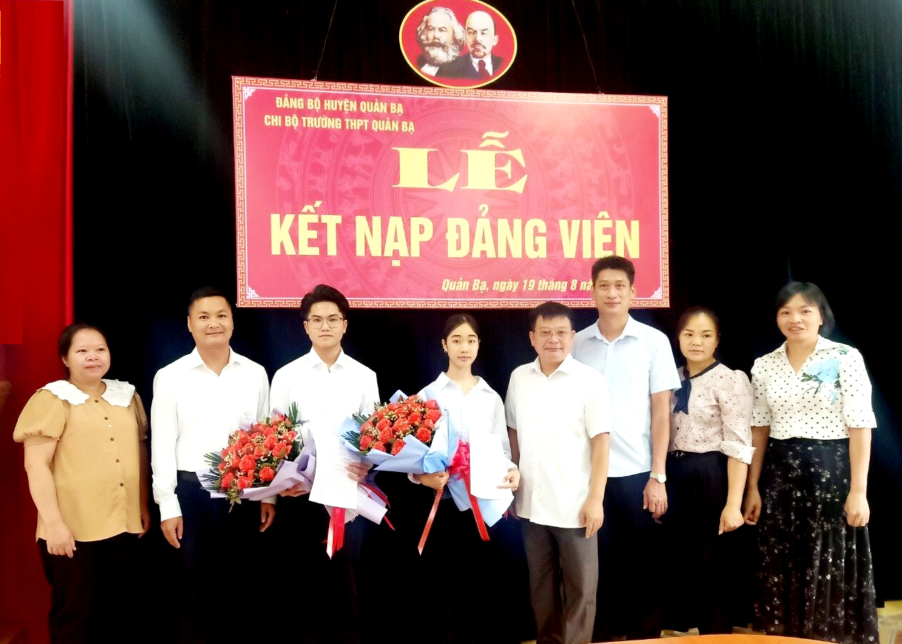 Chi bộ Trường THPT Quản Bạ, thị trấn Tam Sơn (Quản Bạ) kết nạp học sinh vào Đảng.