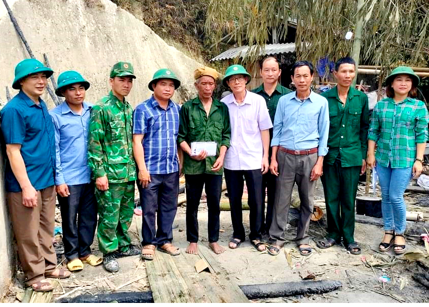 Lãnh đạo Ủy ban MTTQ huyện Hoàng Su Phì thăm hỏi, động viên gia đình bị hỏa hoạn tại xã Bản Máy.