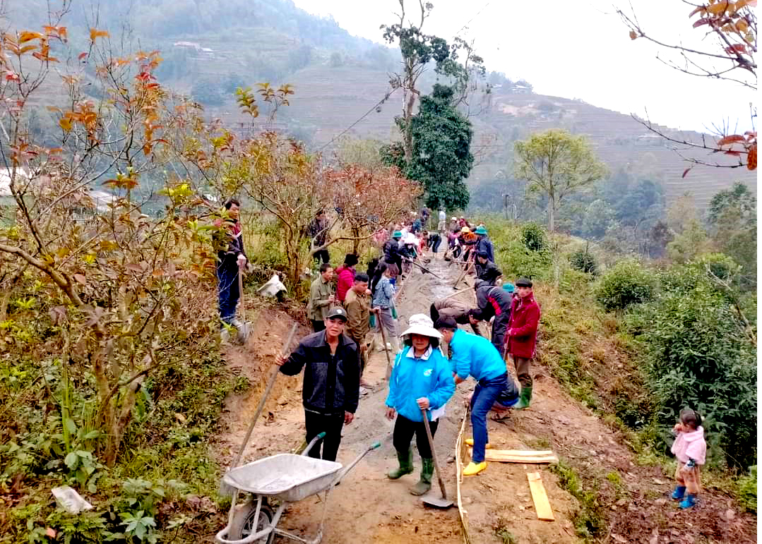 Cán bộ, nhân dân xã Túng Sán (Hoàng Su Phì) chung sức làm đường bê tông nông thôn.