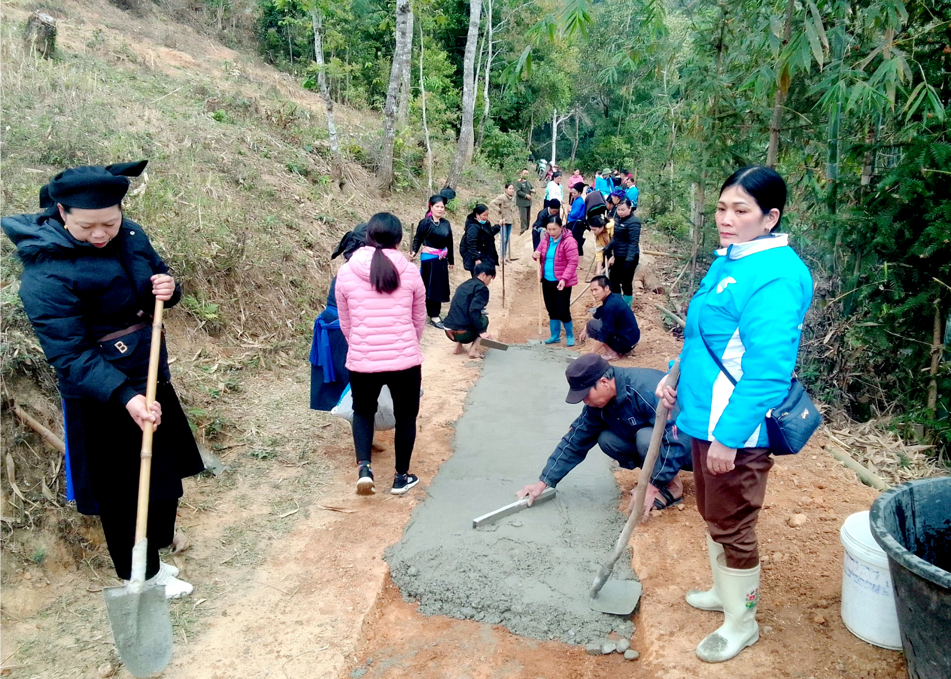 Hội viên phụ nữ xã Tụ Nhân (Hoàng Su Phì) chung sức làm đường bê tông nông thôn.