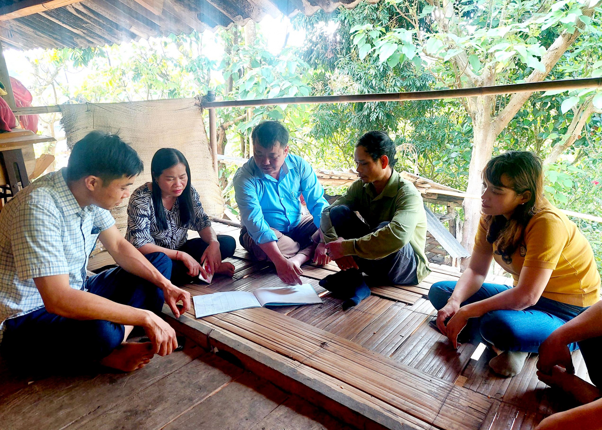 Cán bộ, công chức xã Nậm Dịch tuyên truyền nhân dân thực hiện nếp sống văn minh trong việc cưới, việc tang