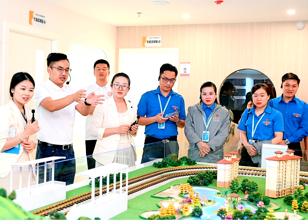 Tỉnh đoàn Hà Giang khảo sát tại Công ty Hữu hạn Công nghệ Addictive manufacturing (In 3D) Giai Duy, thành phố Côn Minh, Trung Quốc.
