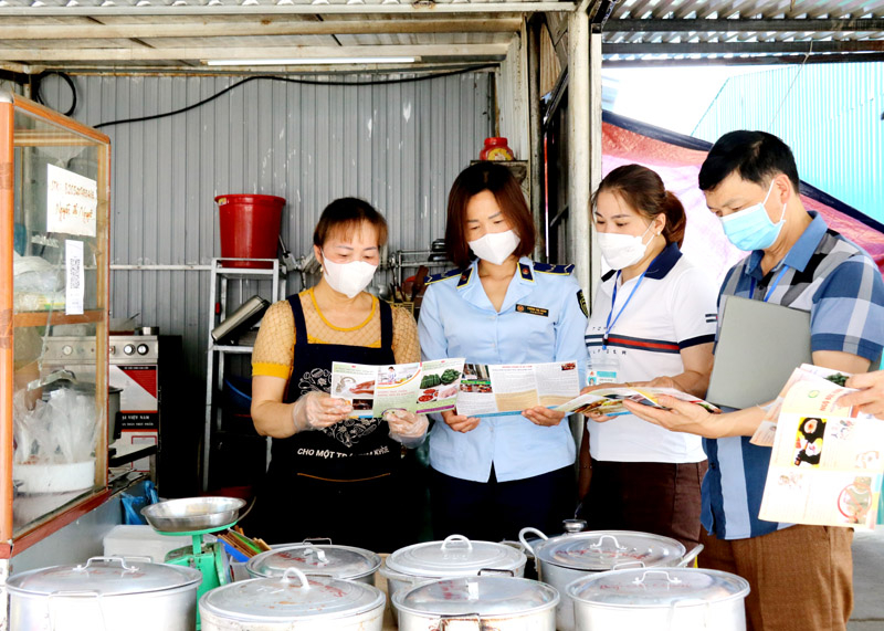 Ngành chức năng kiểm tra vệ sinh an toàn thực phẩm tại quán cơm chợ thị trấn Tam Sơn (Quản Bạ).