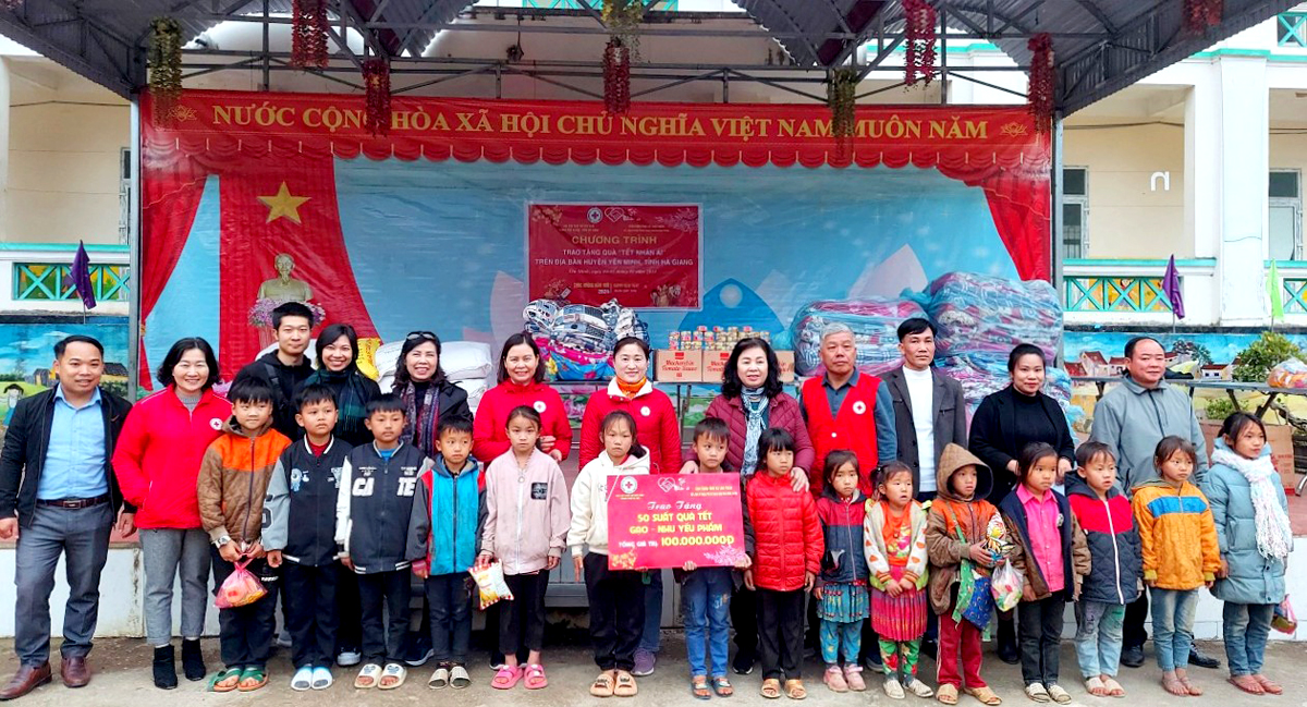 Hội Chữ thập đỏ huyện Yên Minh phối hợp tặng quà Tết tại xã Phú Lũng.
