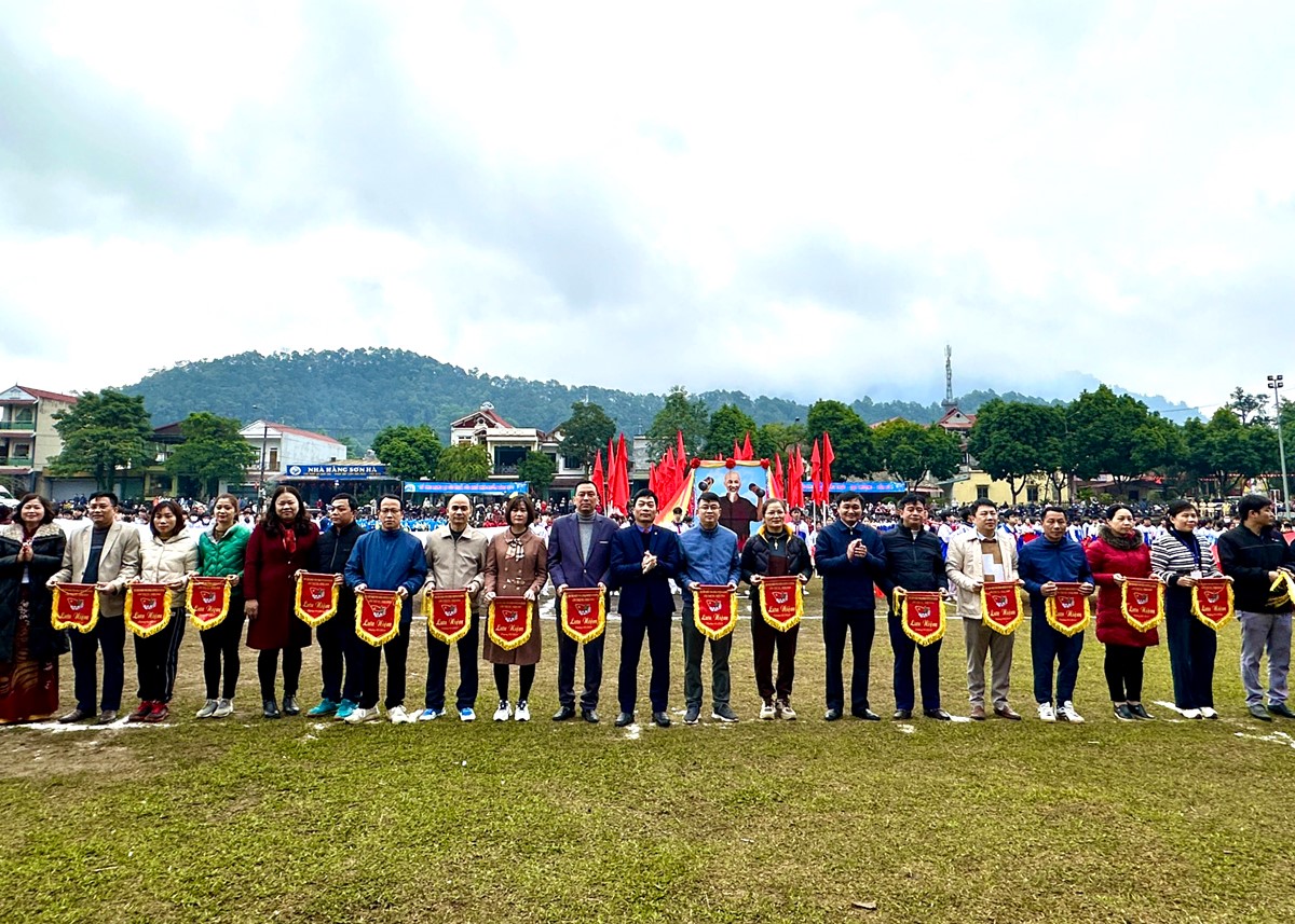 Lãnh đạo huyện Vị Xuyên trao cờ lưu niệm cho các đơn vị tham gia Hội khỏe Phù Đổng lần thứ VII năm 2024.