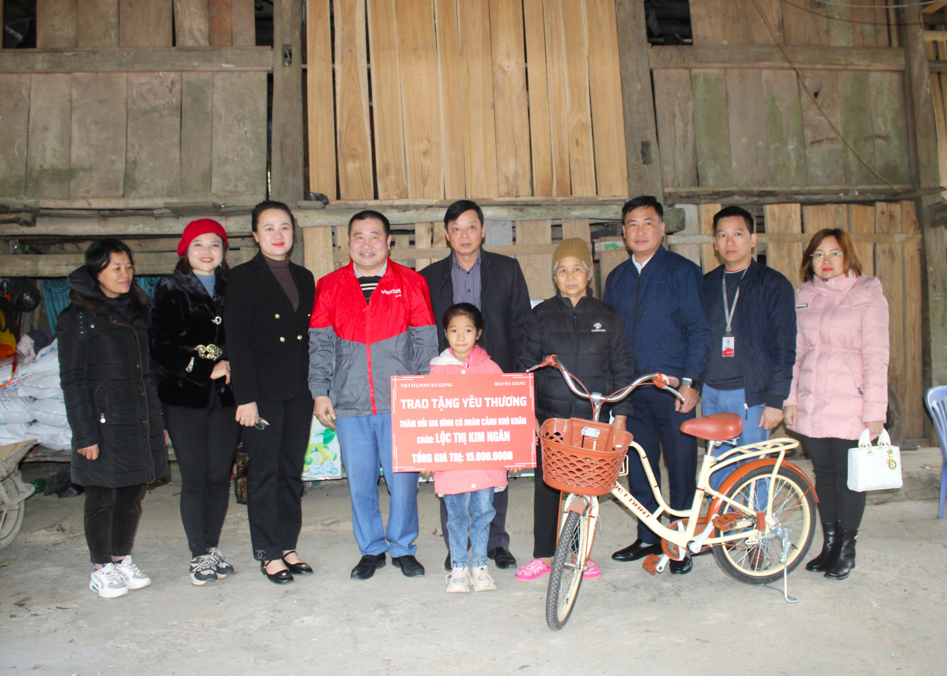Chi đoàn Báo Hà Giang và ViettelPost Hà Giang đến thăm, tặng quà gia đình em Lộc Thị Kim Ngân