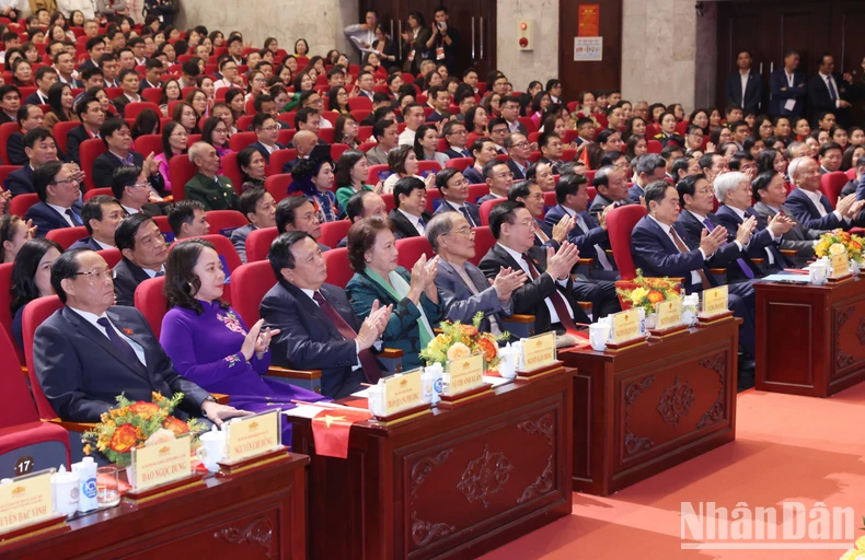 Các đồng chí lãnh đạo, nguyên lãnh đạo Đảng, Nhà nước tham dự Lễ trao Giải Diên Hồng lần thứ hai.