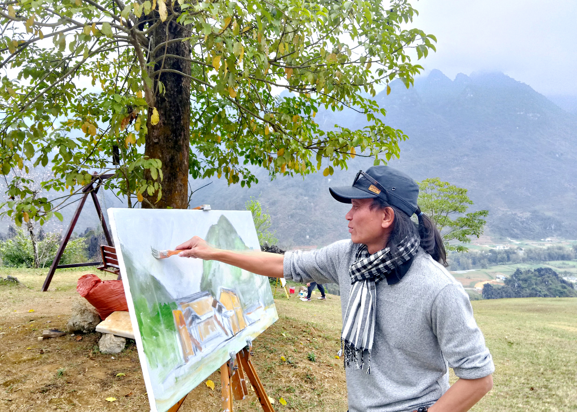 Trại sáng tác Mỹ thuật tại huyện Quản Bạ thu hút hơn 30 họa sỹ trong cả nước góp phần quảng bá văn hóa Hà Giang.