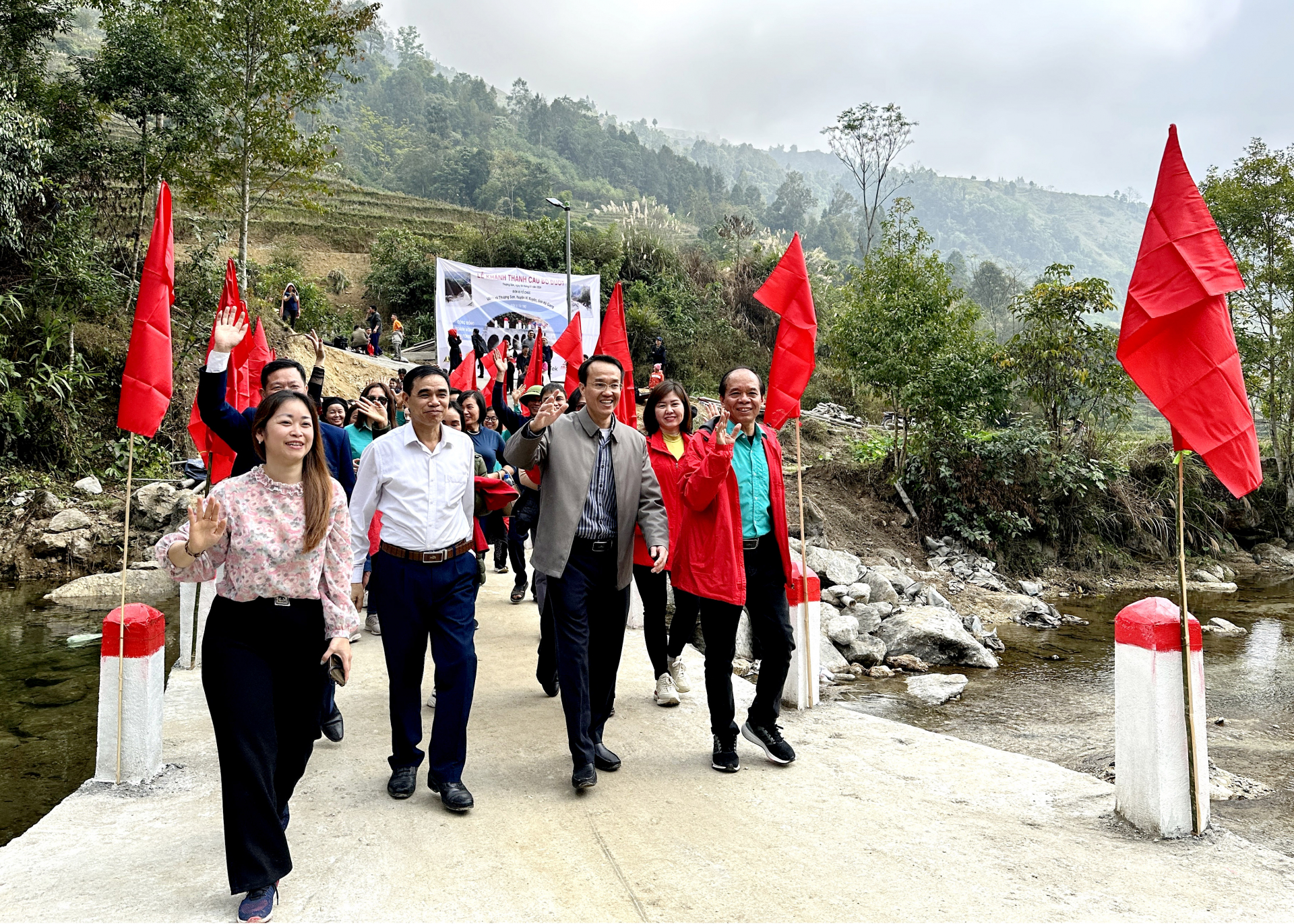 Các đại biểu và nhân dân phấn khởi khi cây cầu Bó Đướt, xã Thượng Sơn được đưa vào sử dụng.