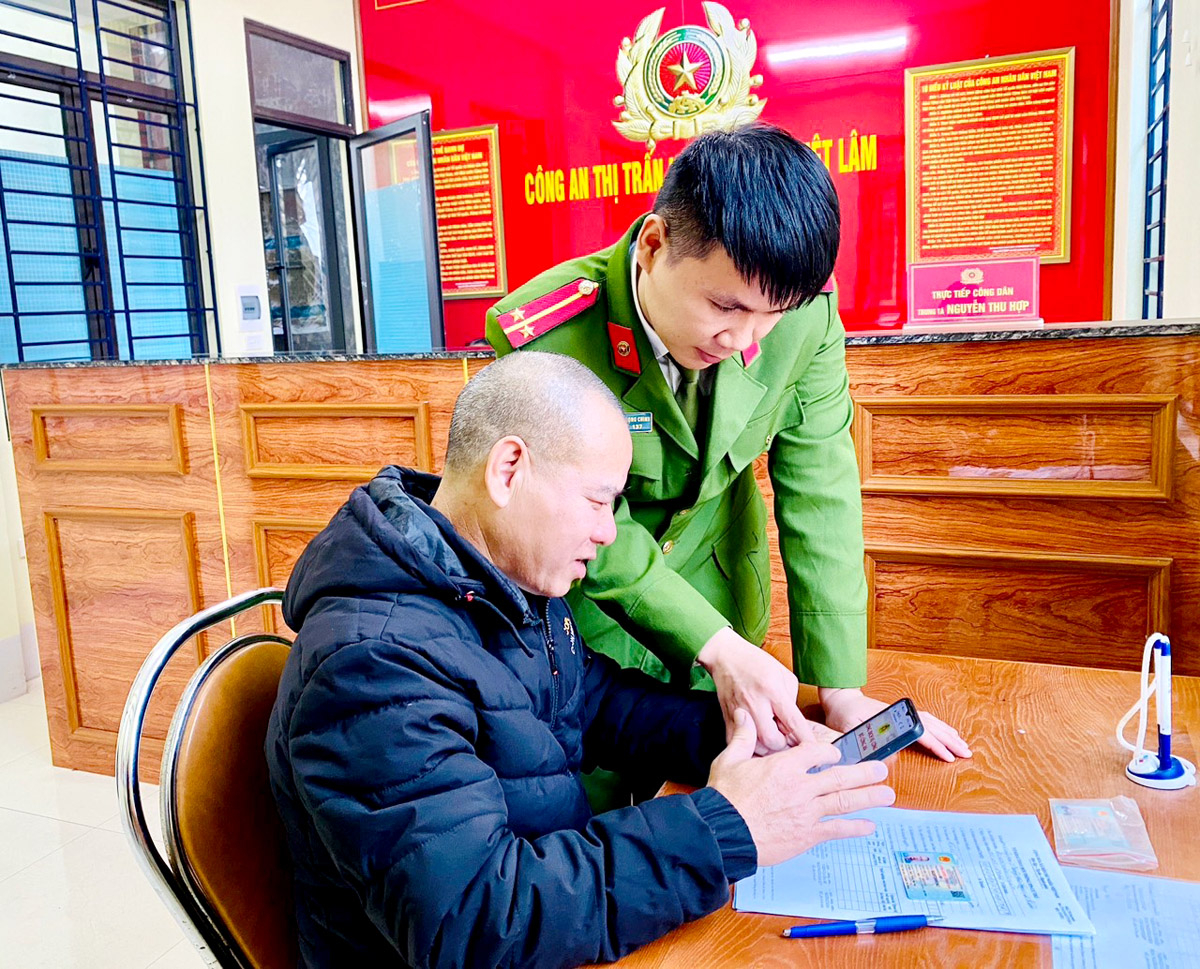 Công an thị trấn Nông trường Việt Lâm hướng dẫn người dân khai báo thông tin cư trú trên Cổng thông tin dịch vụ công Bộ Công an bằng điện thoại.