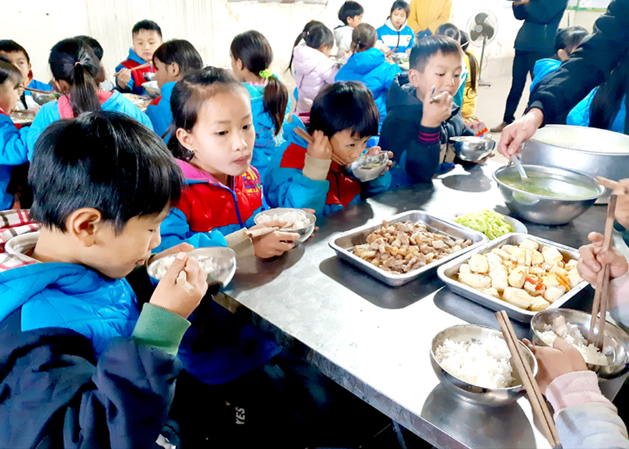 Bữa ăn trưa của học sinh bán trú tại Trường PTDT Bán trú Tiểu học Chế Là.
