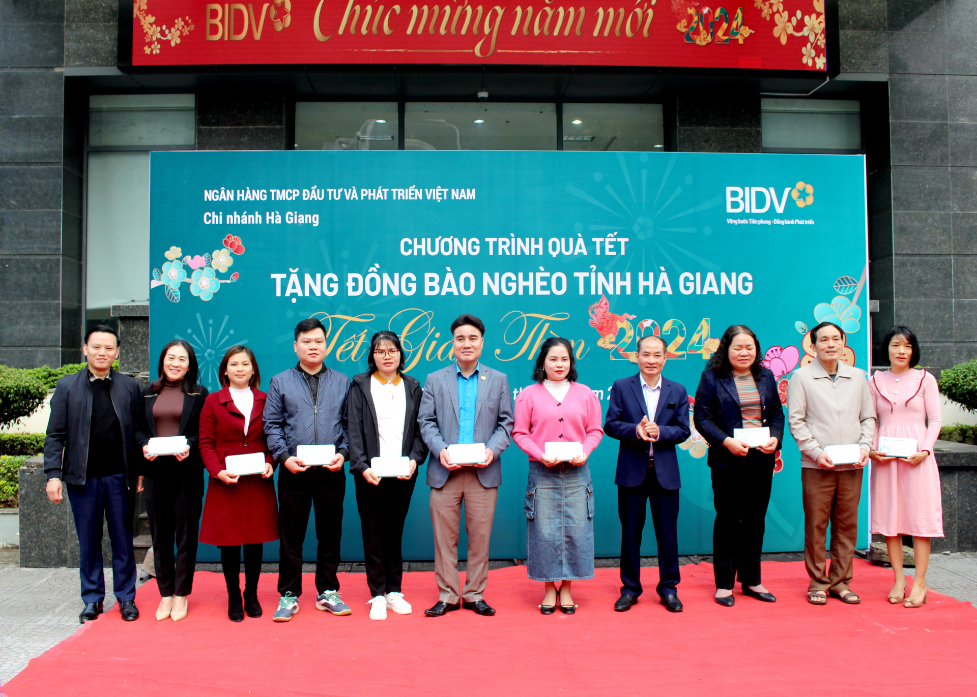 Các đơn vị đại diện nhận các suất quà do BIDV Chi nhánh Hà Giang trao tặng. 