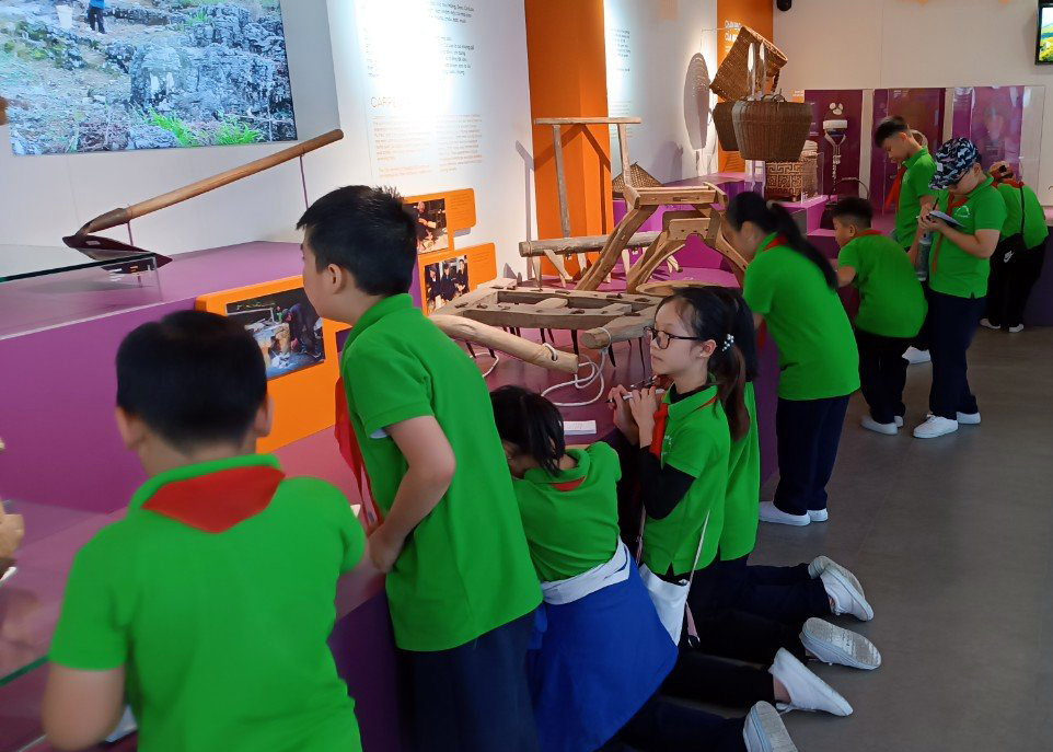 Các trường trên địa bàn tỉnh tổ chức cho học sinh đến Bảo tàng tỉnh để học tập, giáo dục lòng yêu nước và tự hào dân tộc.