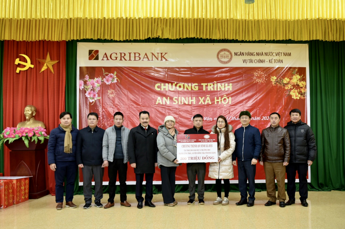 Đoàn công tác trao tặng 300 triệu đồng cho Liên trường xã Lũng Thầu (Trường PTDT nội trú THCS, Tiểu học, Mầm non xã Lũng Thầu)