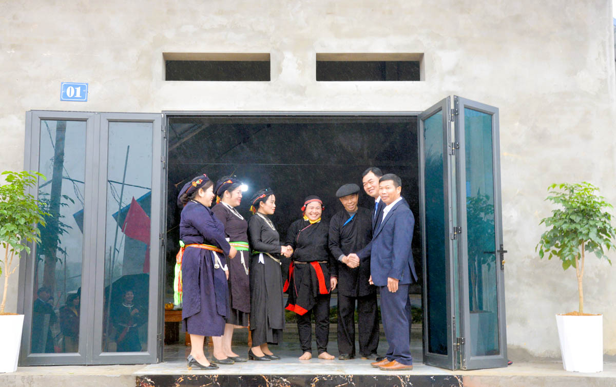 The local Party Committee and authorities join in celebration with Dong Tam residents on their moving day.