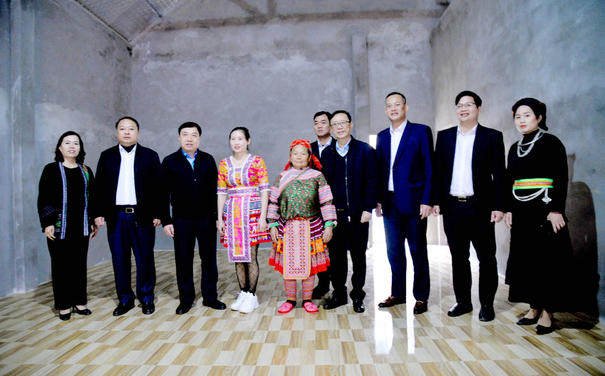 Provincial leaders visit the resettlement home of Giang Thi My in the Dong Tam resettlement area, Yen Thanh Commune.