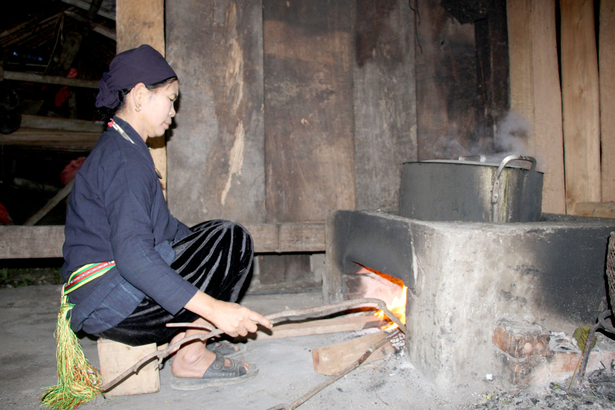 As the cakes boil in the pot, with the fire crackling from the wood stove, the festive atmosphere of Tet seems to spread throughout the house.