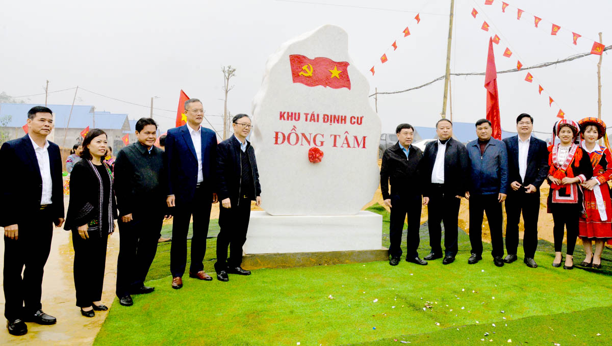 Provincial leaders cut the ribbon to inaugurate the Dong Tam resettlement area in Yen Lap Village, Yen Thanh Commune.