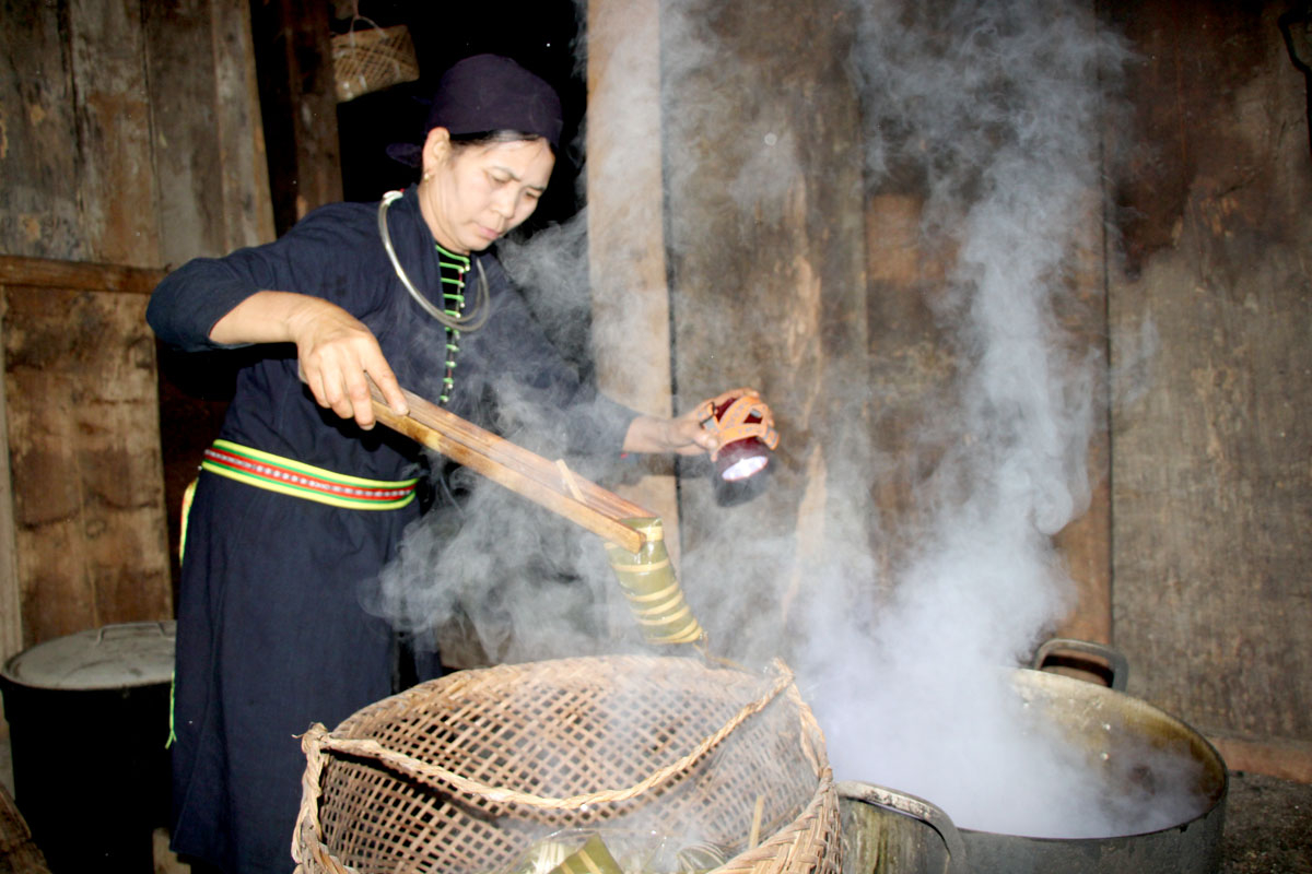 Once cooked, the cakes are removed, lightly pressed to drain any excess water, and kept neat in their shape.