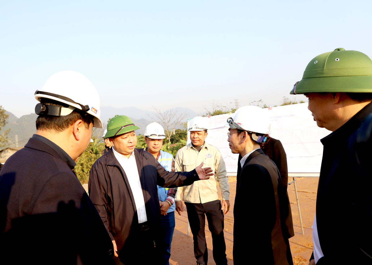 Chairman of the Provincial People’s Committee Phan Huy Ngoc encourages the construction unit of package 03-XL.