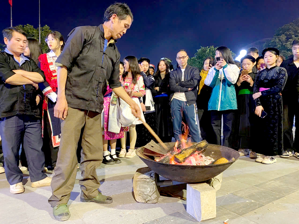 It is known that a few individuals in Ha Giang from the Co Lao and Hmong ethnic groups possess the ability to directly lick ploughshares heated to hundreds of degrees Celsius. Among the Co Lao people, currently only one person has this ability: artisan Min Pha Xoan, aged 48 (pictured), who is a respected figure in the Co Lao community of Tung San Commune, Hoang Su Phi District.